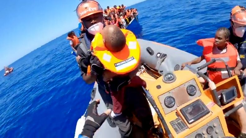 Zpověď z lodi, která zachraňuje uprchlíky: Je to tak zlé, že riskují i své děti